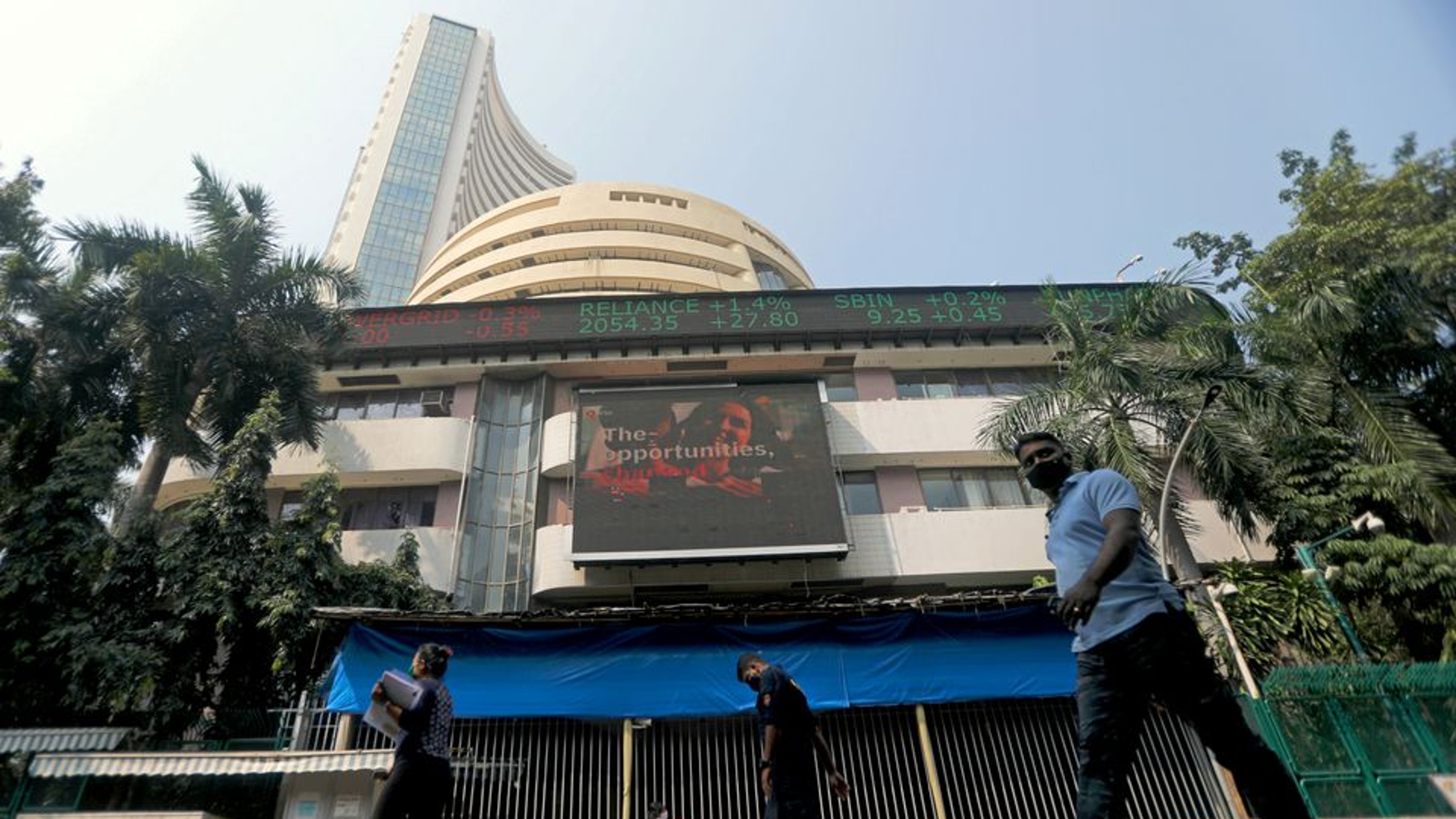 Markets fall in early trade on weak global cues Markets fall in early trade on weak global cues