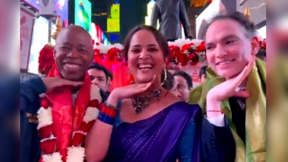NYCs Mayor performs Allu Arjuns hand gesture from Pushpa NYCs Mayor performs Allu Arjuns hand gesture from Pushpa