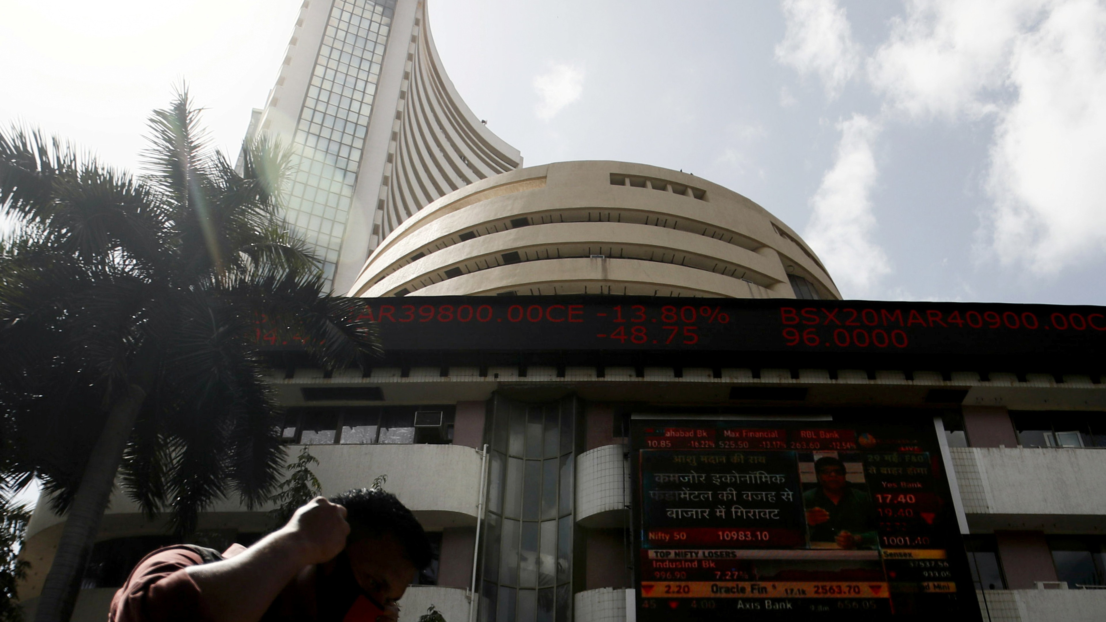 Sensex climbs 513 points in early trade