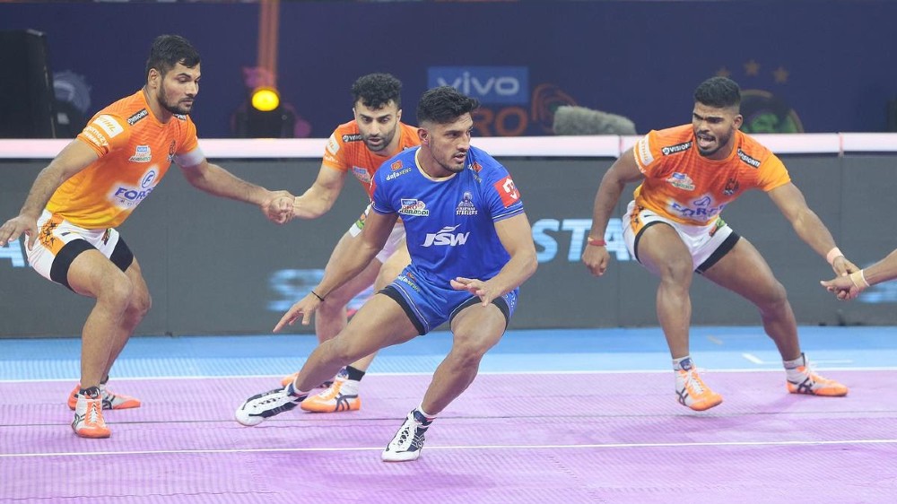 Pune crowd laps up kabaddi action after a 2-year hiatus Pune crowd laps up kabaddi action after a 2-year hiatus