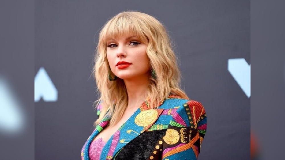Taylor Swift reacts to her Midnights breaking streaming record Taylor Swift reacts to her Midnights breaking streaming record