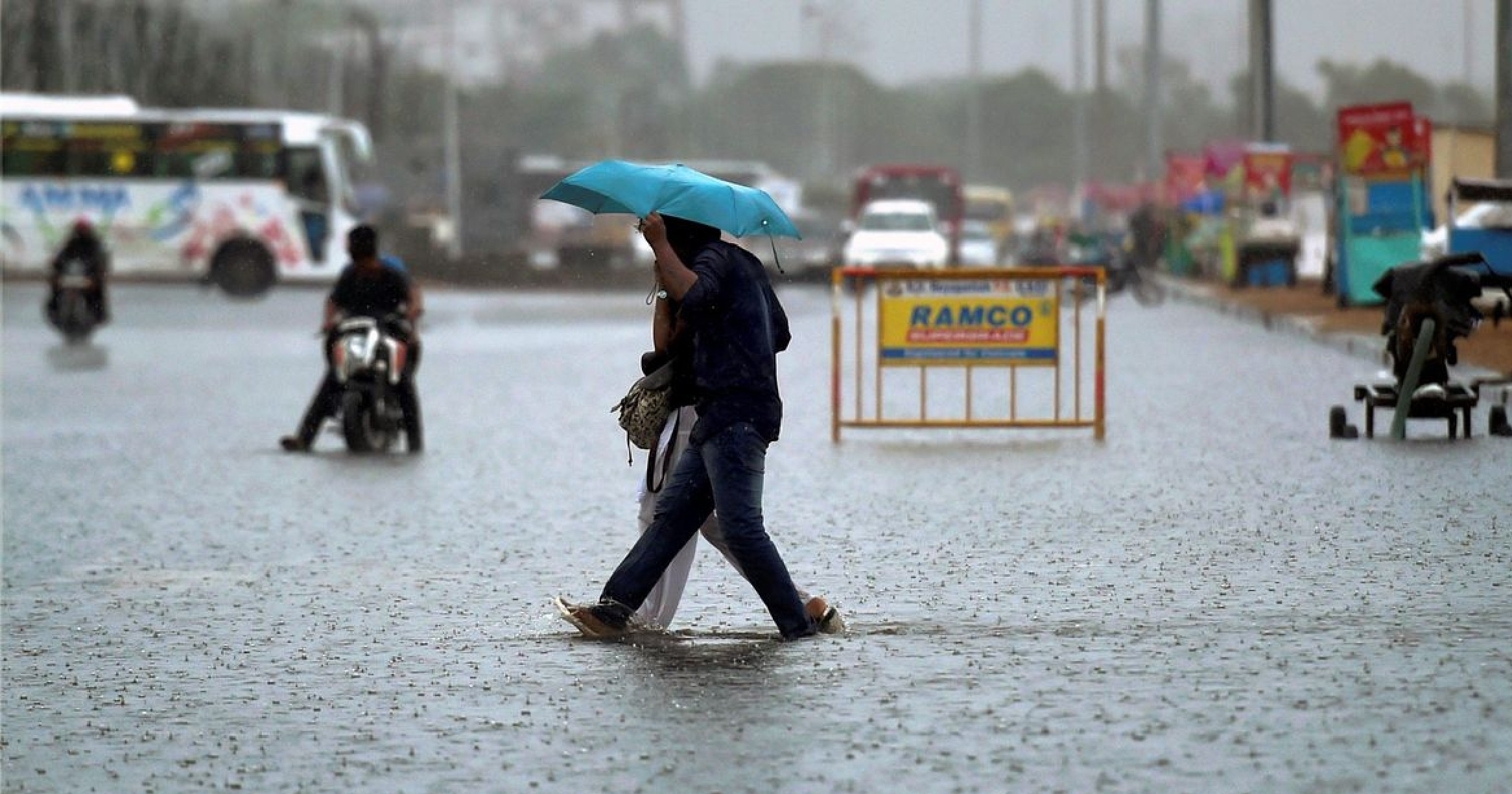 Heavy rain lashes Chennai, to continue for next 3 hours