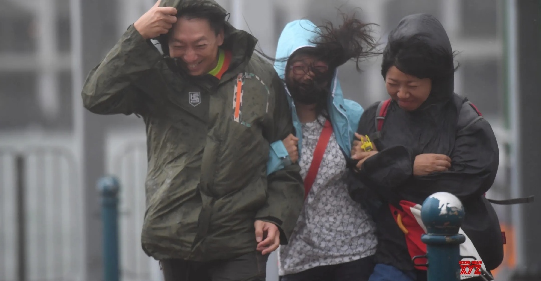 Hong Kong issues 3rd highest warning as tropical cyclone nears