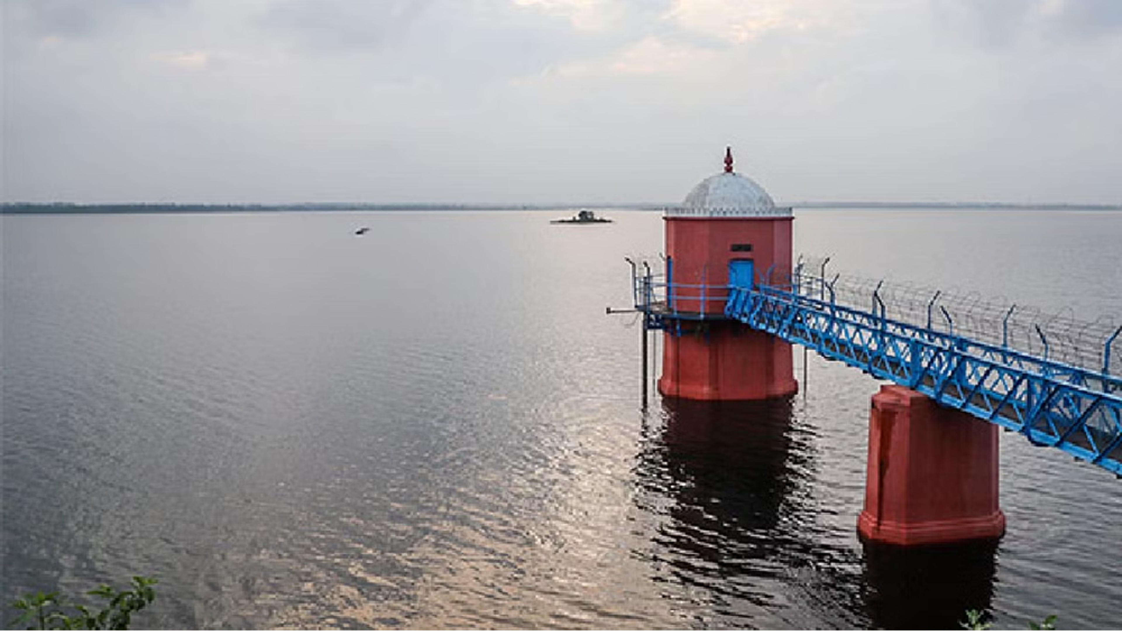 Heavy rains: Outflow from Chembarambakkam Lake increased