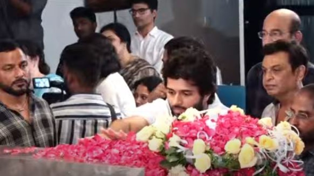 Krishna Funeral: Allu Arjun, Devarakonda among others condole Krishna Funeral: Allu Arjun, Devarakonda among others condole