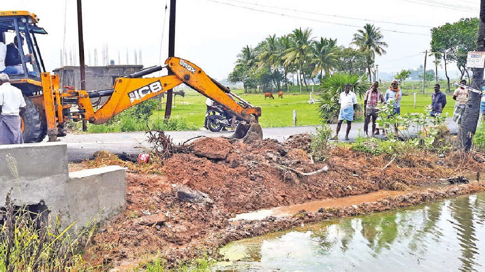 Crowdfunding helps ryots desilt irrigation canal in Thanjai