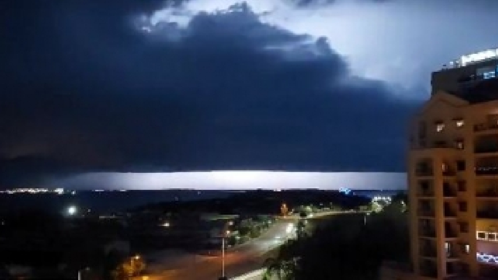 Severe storm leaves thousands of Australians without power Severe storm leaves thousands of Australians without power