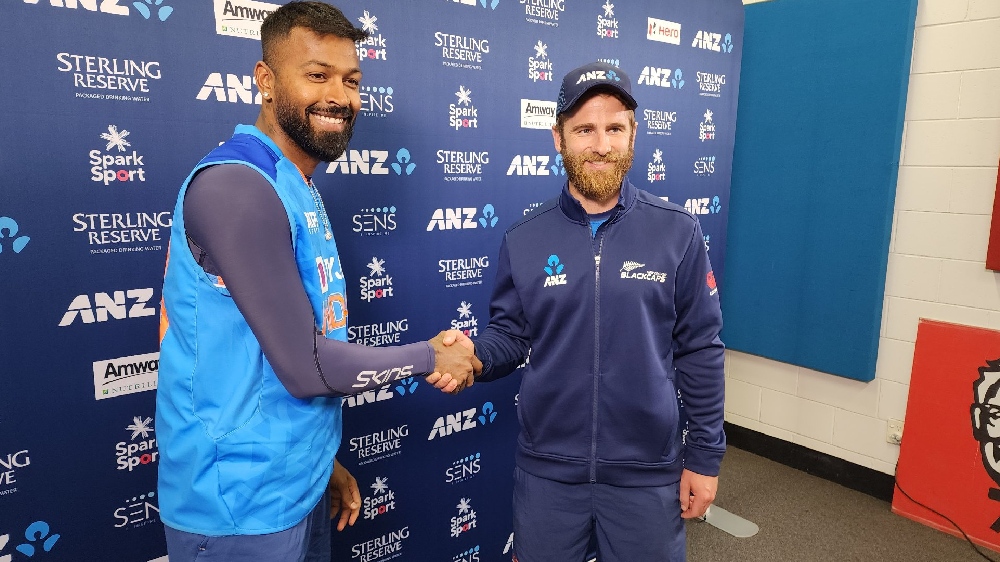 Play resumes after rain stoppage, no overs lost