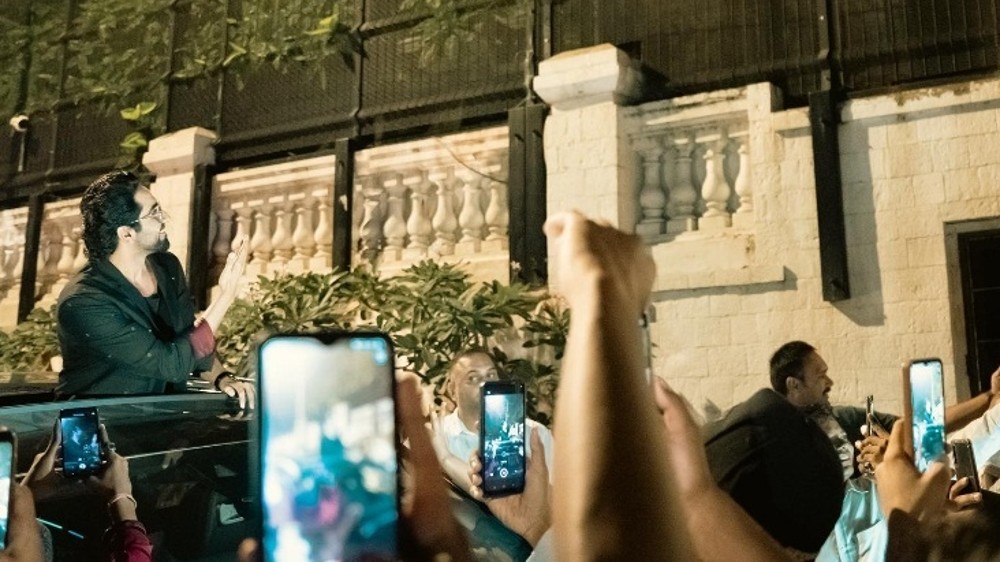 Ayushmann poses in front of SRKs Mannat; gets mobbed by fans