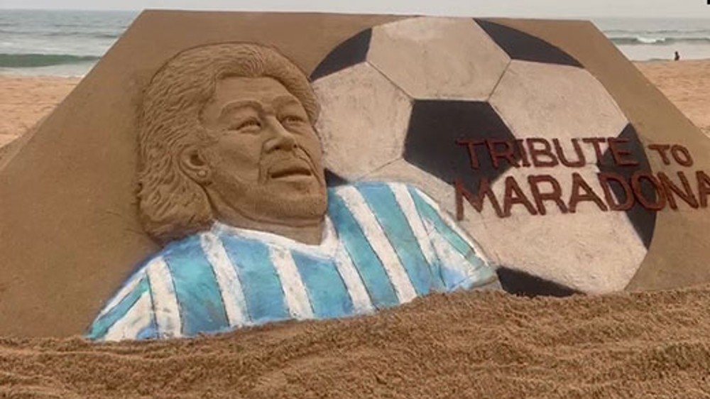 Sudarshan creates  Maradonas sculpture on his death anniversary