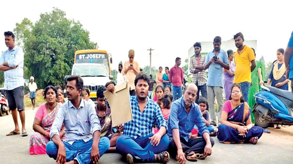 Worker dies of injury at private  factory, kin block highway for relief