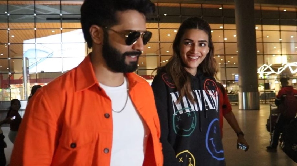 Bhediya stars Varun, Kriti spotted in swanky outfits at airport Bhediya stars Varun, Kriti spotted in swanky outfits at airport