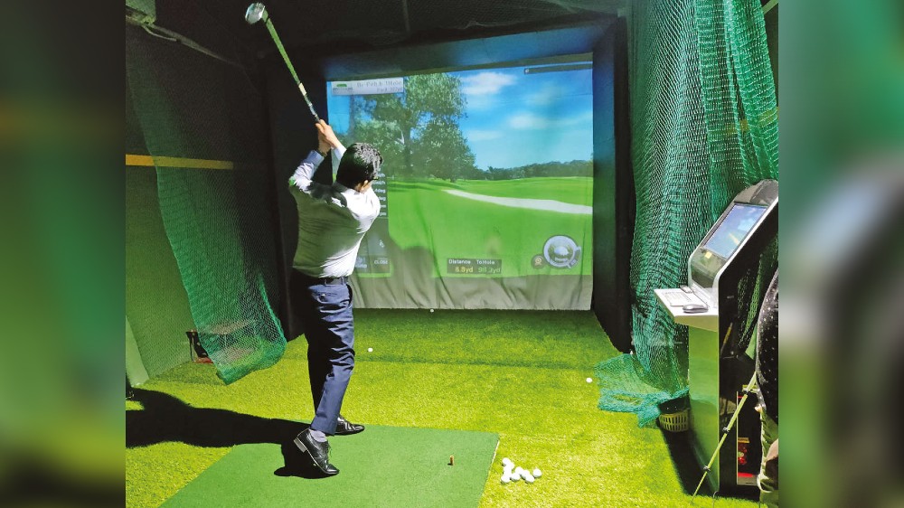 When it rains, switch to simulators, play golf indoors