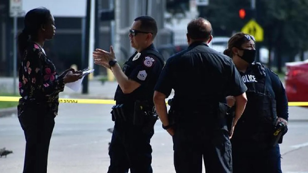 Gunmen attack Mexico police station; several dead, wounded