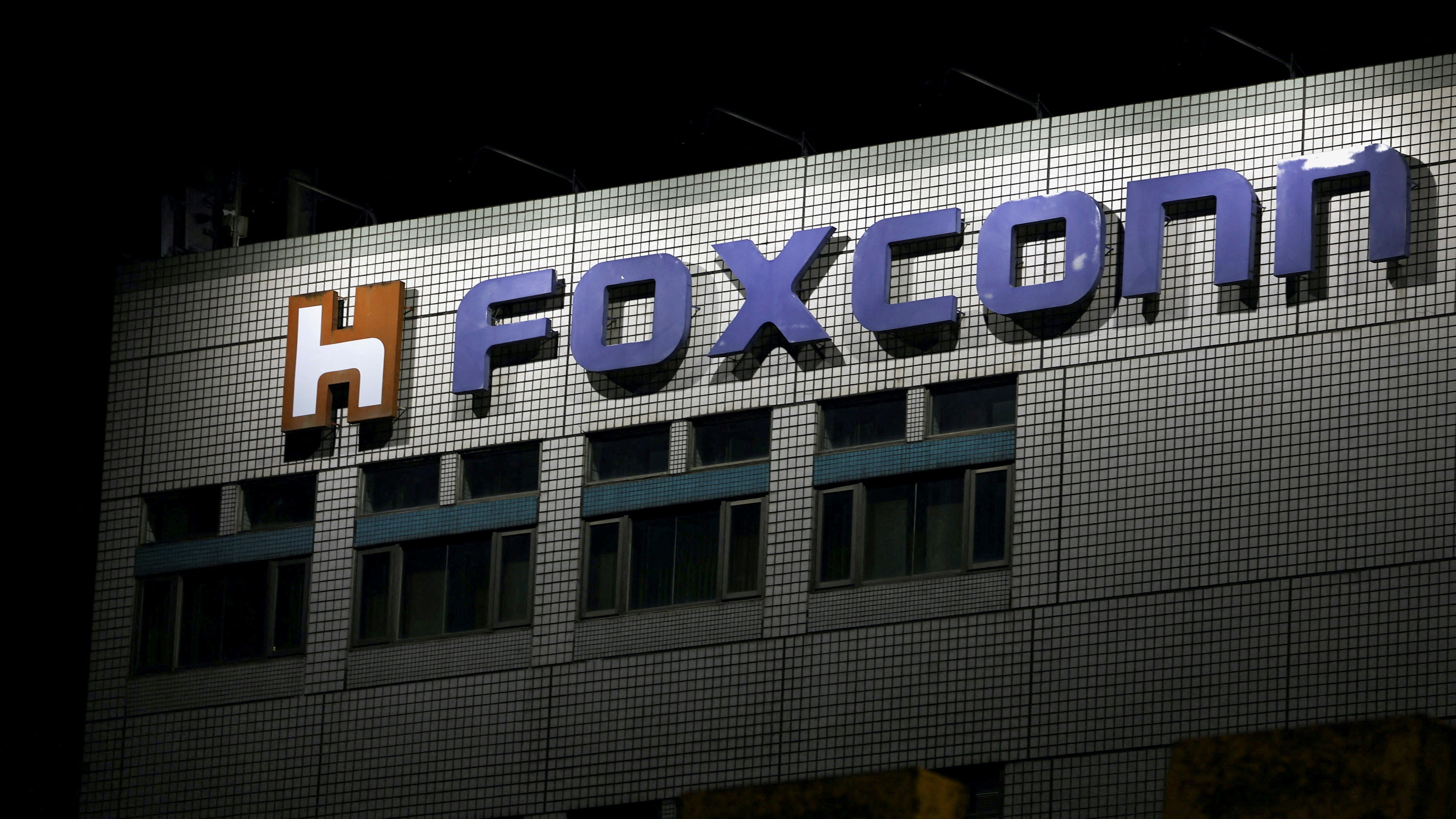 Foxconn offers $1,400 to each new hire to leave China iPhone factory