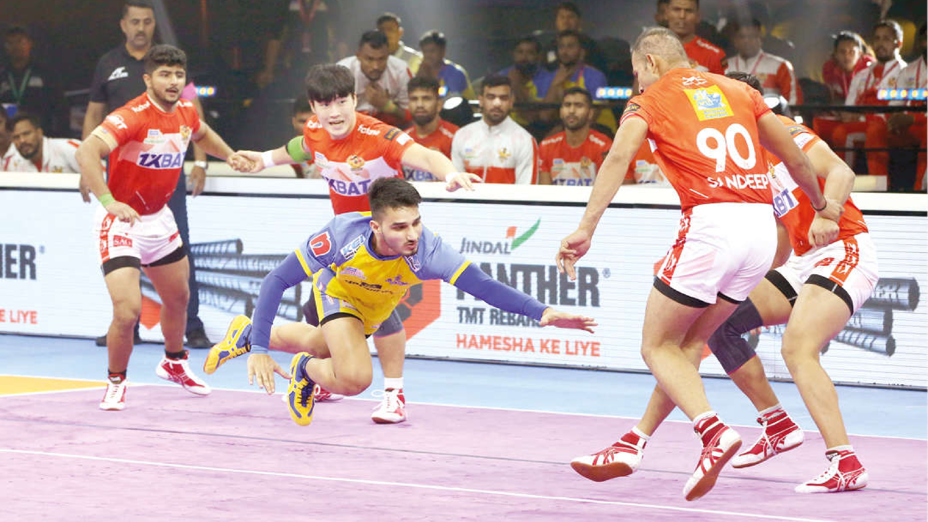 Thalaivas pips Giants 42-39 in thrilling match