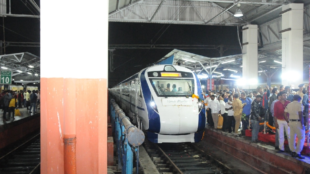 Vande Bharat express given grand reception in Chennai Vande Bharat express given grand reception in Chennai