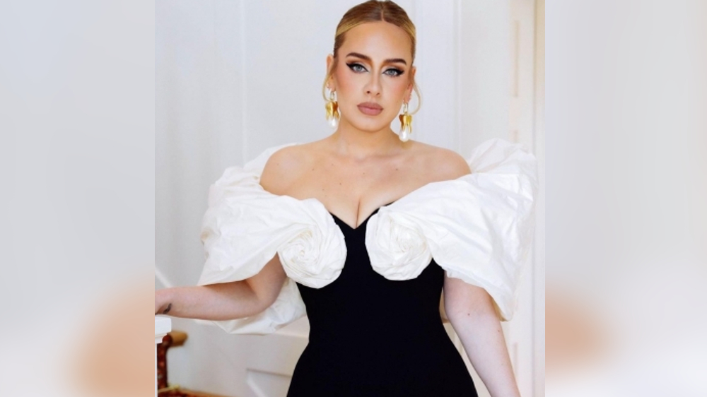 Adele cracks jokes, tells fans to order drinks during her Vegas act