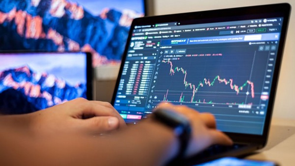 Markets extend losses for 3rd straight day; Sensex down 518 pts