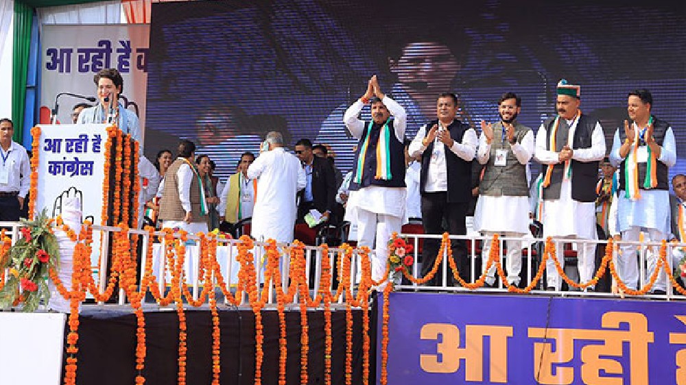 Himachal Polls last campaign day: Priyanka goes door to door