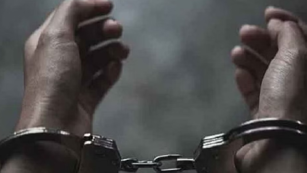 Mother-daughter held for conning people with fake promises