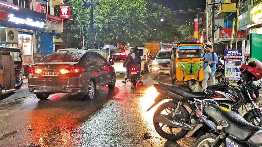 Illegal parking narrows down Kamarajar road in Perungalathur Illegal parking narrows down Kamarajar road in Perungalathur