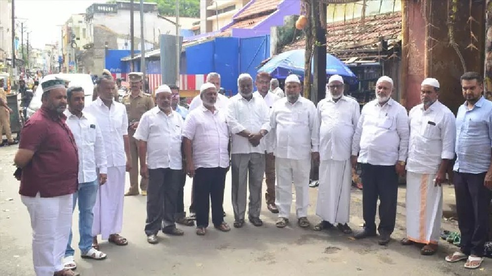 Muslim body visits Hindu temple in TN, stresses on communal harmony