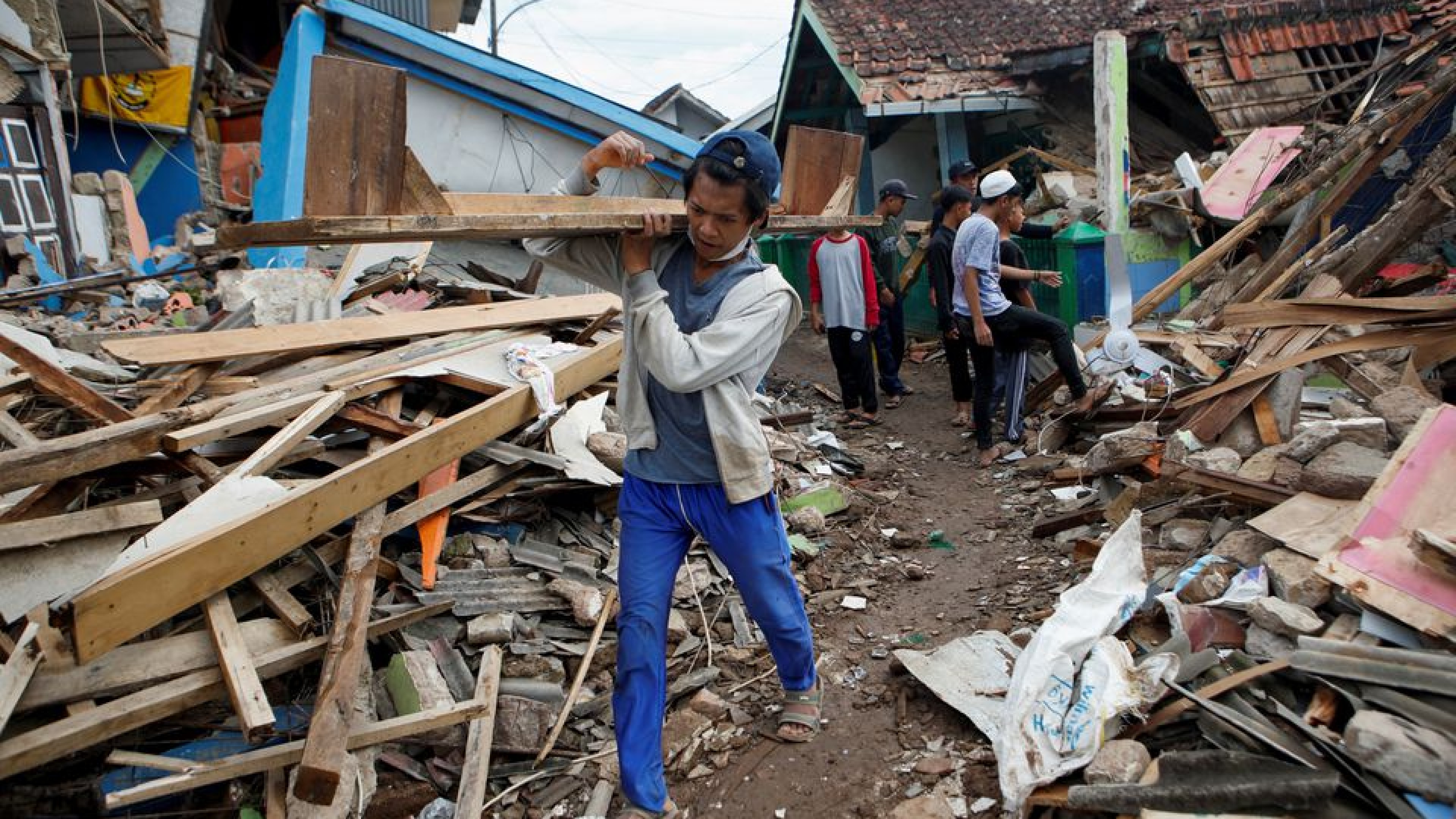 Indonesia struggles to get aid to quake survivors, rescue continues