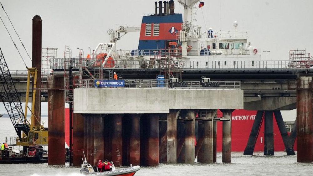 First floating LNG terminal arrives at German port First floating LNG terminal arrives at German port