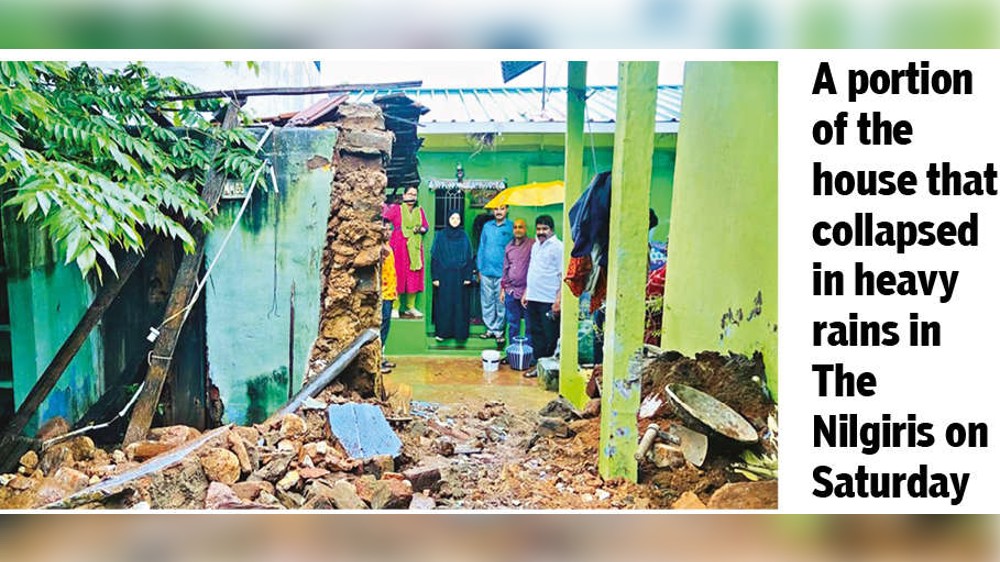 Houses collapse, traffic pile-up in Western districts