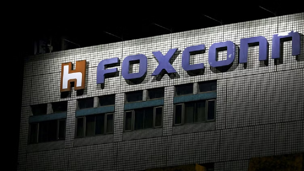 Foxconn unrest risks iPhone shipments, weighs on Apple shares