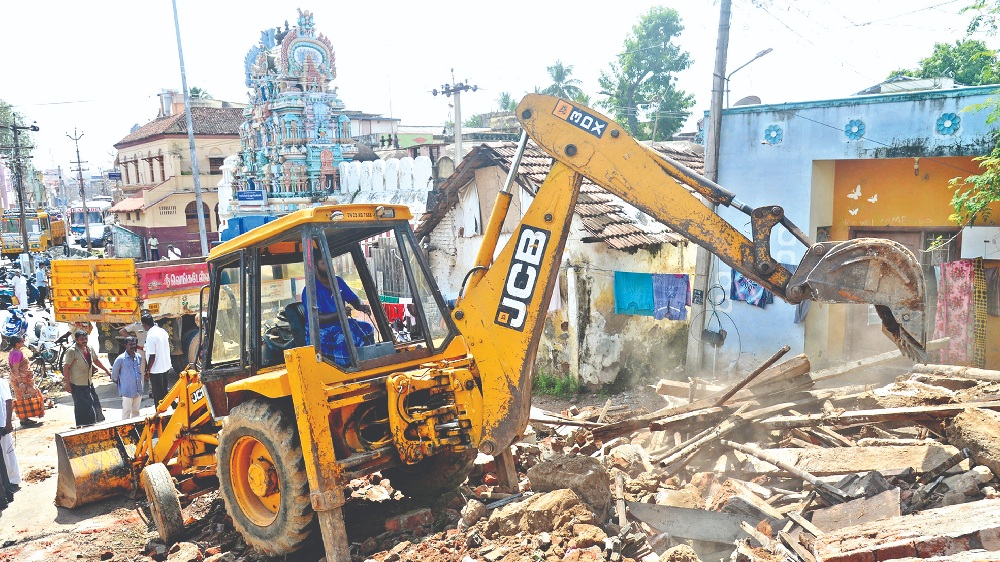 Dilapidated building collapses as workers dig for SWD in Thanjai