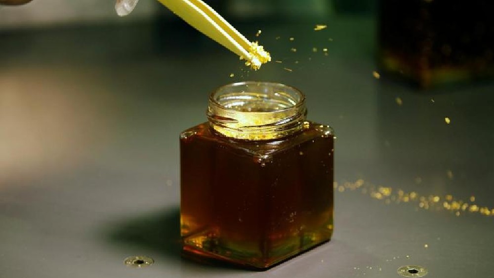 5 ways to use honey for soft skin