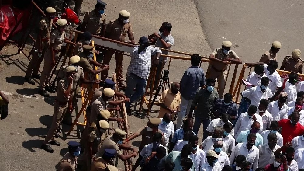 Protest erupt in Myladuthurai over fishermen arrests by SL Navy Protest erupt in Myladuthurai over fishermen arrests by SL Navy