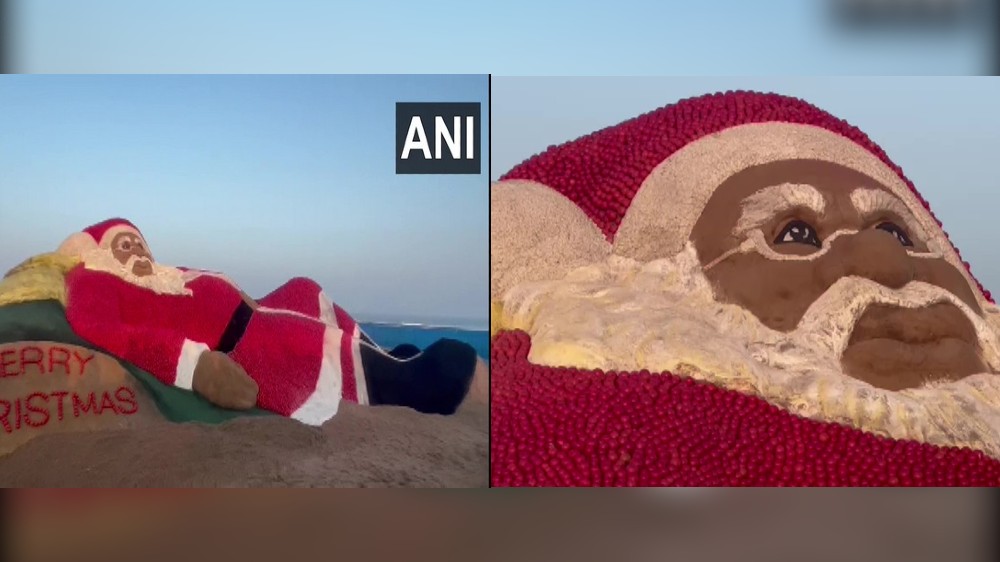 Sudarsan Pattnaik makes Santa Claus sculpture with 1500 kg tomatoes Sudarsan Pattnaik makes Santa Claus sculpture with 1500 kg tomatoes