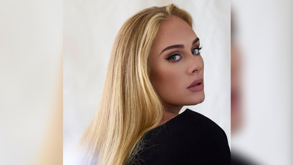 Check out Adeles hilarious reaction to a filter on fans phone!