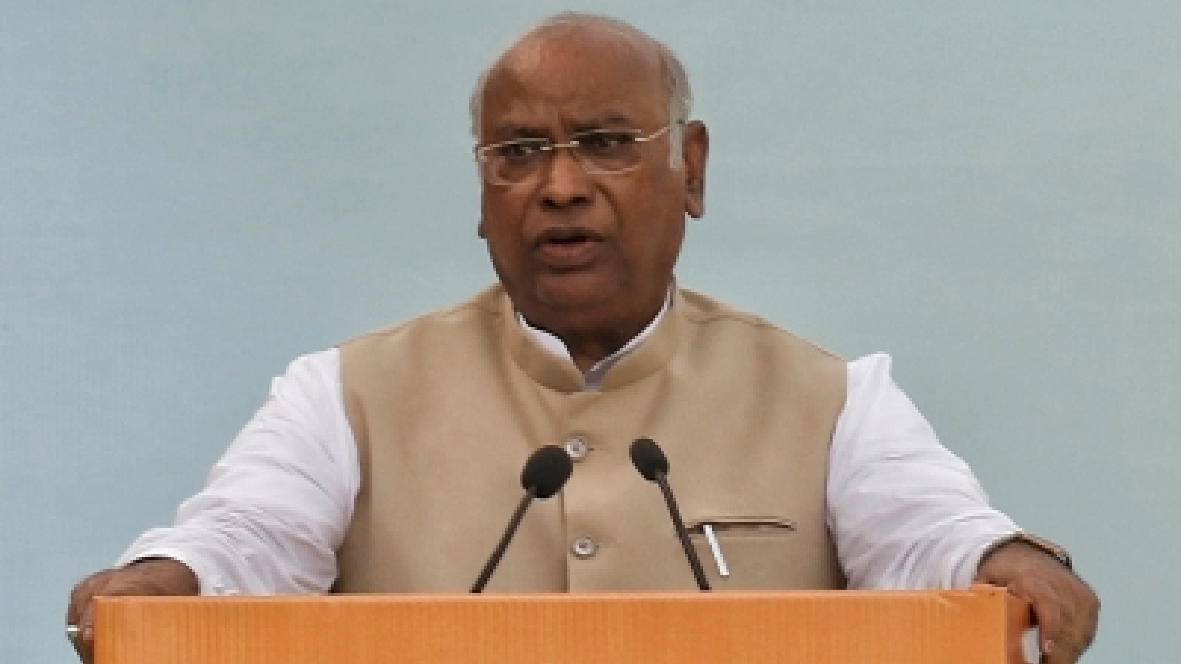 Himachal Congress MLAs authorise Kharge to name CM