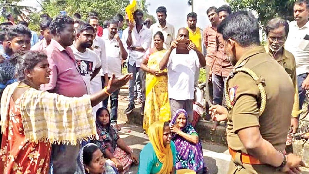 Tiruvallur denizens protest to fix leaking drinking water pipes