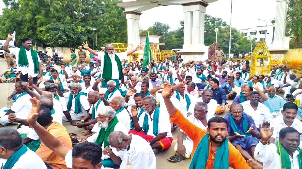 Farmers block road to Tiruchy Collectorate seeking pension