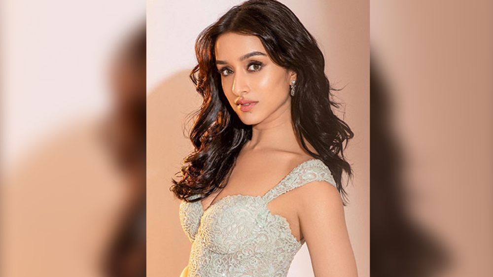 Shraddha Kapoor asks fans to suggest emoji for her selfie
