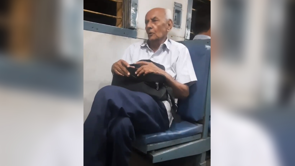 Old man singing Tum Hi Aana in train wins hearts of millions