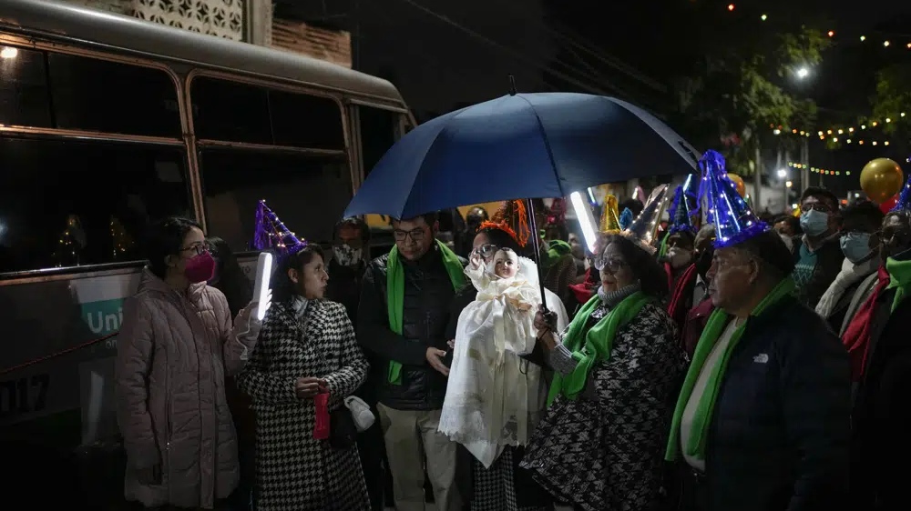In Mexico, posadas bring early Christmas spirit, community