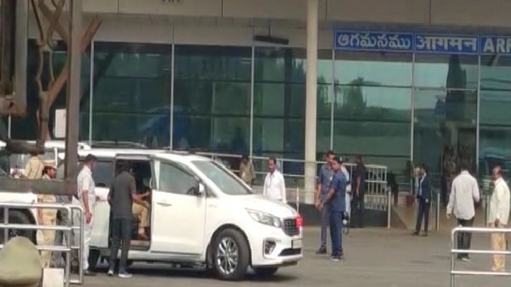 President Droupadi Murmu arrives in Vijaywada