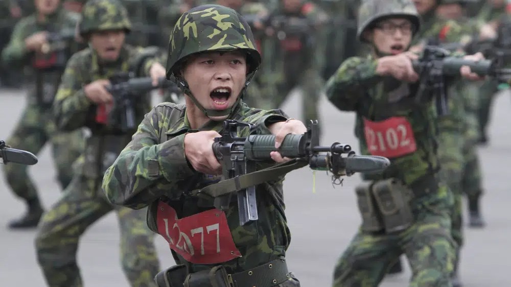 Taiwan extends compulsory military service to 1 year