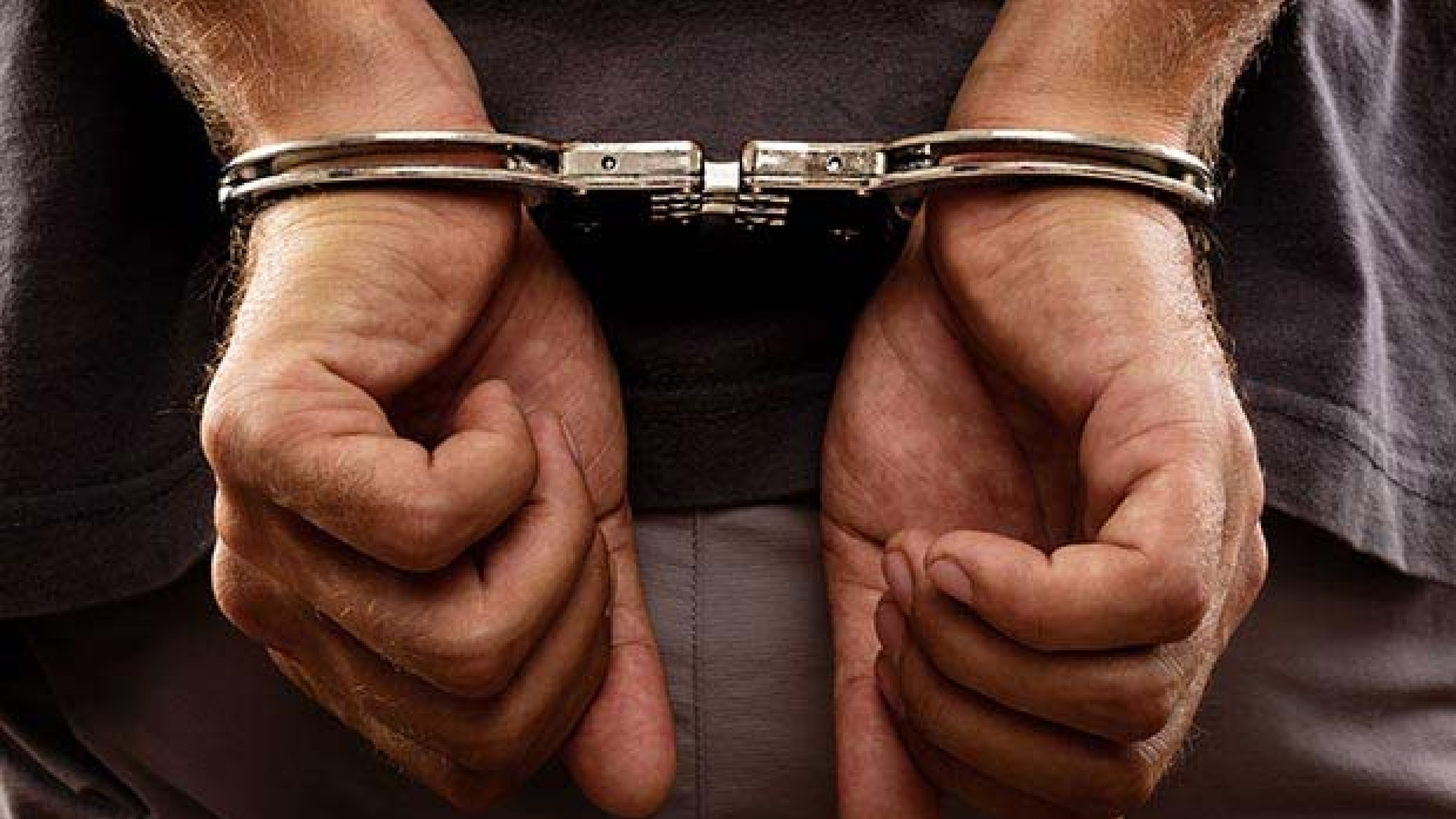 Man runs towards sea after robbing woman; gets caught