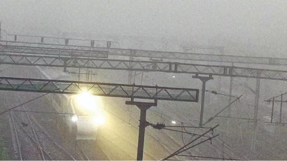 Thick fog covers roads, rails, visibility drops in Tiruvallur Thick fog covers roads, rails, visibility drops in Tiruvallur