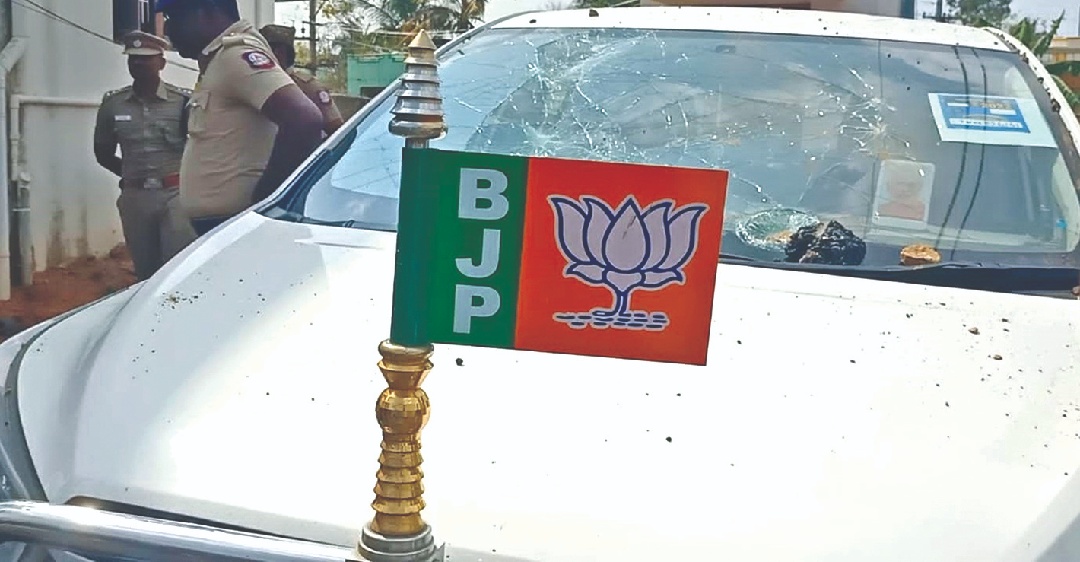 BJP leader Sasikala Pushpa’s house, car attacked
