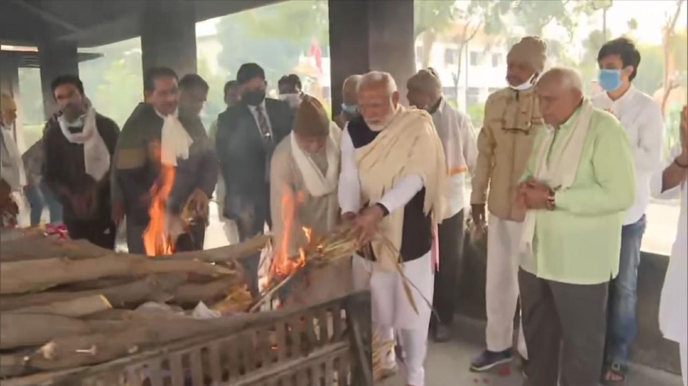 Modi performs last rites of his mother in Gandhinagar