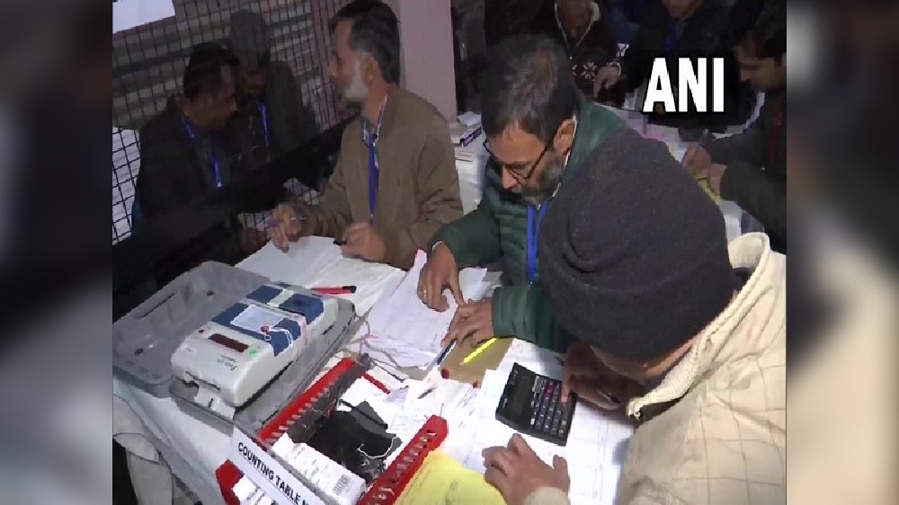 BJPs rebels lead HP polls in 3 constituencies, Cong ahead in 34