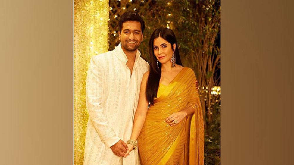 VicKat celebrate vacation amidst desert wildlife